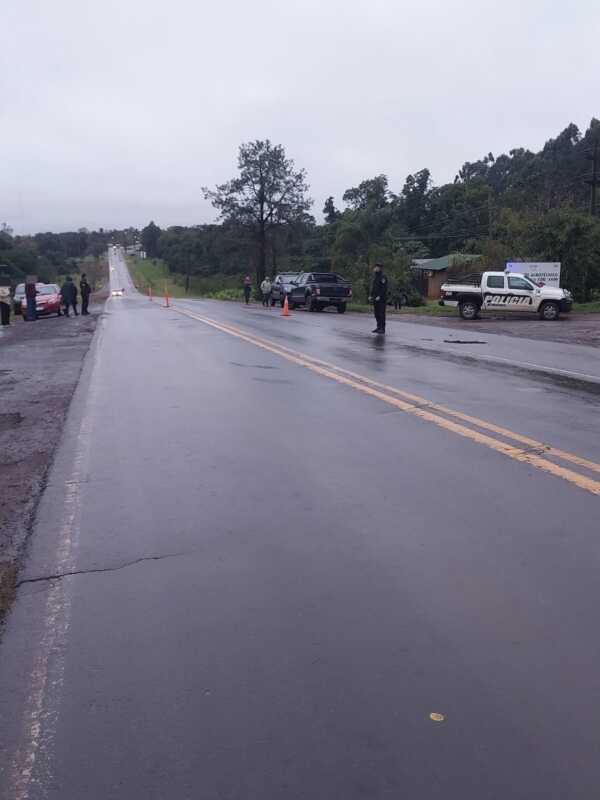 Hallaron muerto a un hombre sobre la Ruta 12 y buscan al conductor que escapó tras atropellarlo 2 Un hombre de 58 años fue hallado sin vida al costado de la Ruta Nacional 12, en Jardín América. La Policía investiga un presunto siniestro vial y busca al conductor que abandonó la escena tras el impacto.