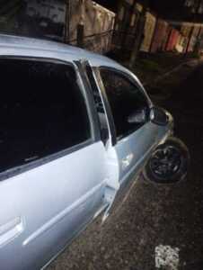 Intentaron remolcar el auto con el que chocaron y terminaron abandonándolo en Posadas Los ocupantes de un Chevrolet Corsa intentaron retirar el vehículo tras el choque, pero al no lograrlo lo abandonaron y escaparon antes de la llegada de la Policía.