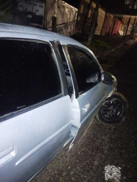 Los ocupantes de un Chevrolet Corsa intentaron retirar el vehículo tras el choque, pero al no lograrlo lo abandonaron y escaparon antes de la llegada de la Policía.