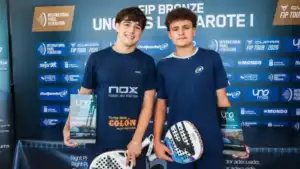 Santino Contreras hizo historia en España y se consagró campeón del FIP Bronze de Lanzarote Santino Contreras se consagró campeón del FIP Bronze de Lanzarote en España. El misionero de 16 años logró su primer título en Europa y el segundo de su carrera profesional.