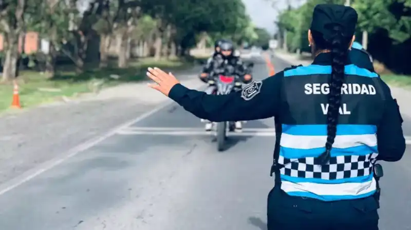 En el Día Nacional de la Seguridad Vial, especialistas alertaron sobre las conductas de riesgo que siguen provocando miles de muertes en Argentina. El uso del celular, el exceso de velocidad y la falta de descanso figuran entre las principales causas de siniestros viales.