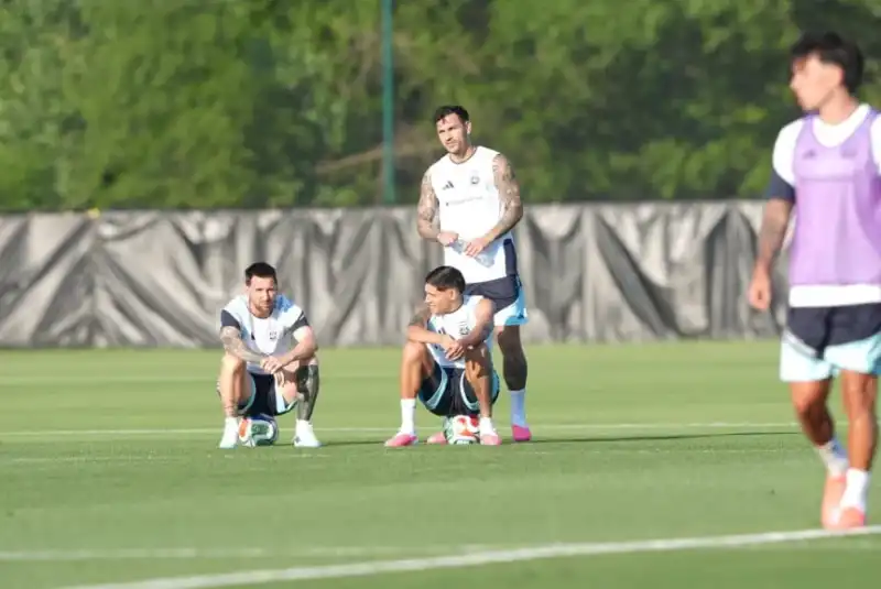 La enfermería de Scaloni: los 3 jugadores que llegan entre algodones al Mundial 1 Scaloni sigue de cerca la evolución de Leandro Paredes, Julián Álvarez y el Dibu Martínez a ocho días del debut frente a Argelia en el Mundial 2026