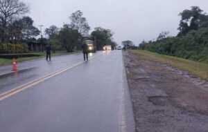 Un hombre de 58 años fue hallado sin vida al costado de la Ruta Nacional 12, en Jardín América. La Policía investiga un presunto siniestro vial y busca al conductor que abandonó la escena tras el impacto.