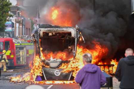 Irlanda del Norte bajo tensión: un apuñalamiento reaviva el debate sobre inmigración un colectivo arde en una calle de belfast durante NI3A2B6UXNAK7OEDNIAQFXYFKI - 6