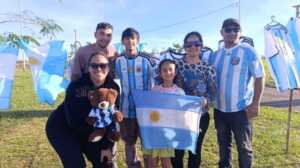 Posadas: venden artículos de la Selección para ayudar a un estudiante a pagar su viaje de egresados viaje