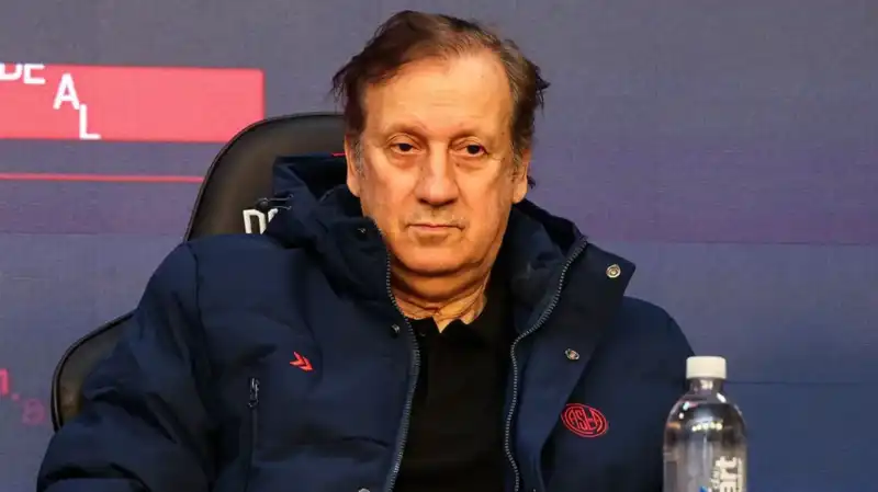 Gustavo Álvarez dejó de ser el entrenador de San Lorenzo 2 Gustavo Álvarez dejó de ser el director técnico de San Lorenzo. Walter Perazzo asumirá interinamente mientras la dirigencia busca un nuevo entrenador para encarar la próxima etapa de la temporada.